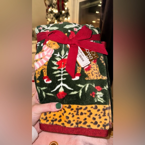 🐆NWT Envouge Cheetah Holiday Hand Towel Set of Two 🐆 - Picture 1 of 7